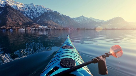 Kajak Fahrer auf einem See